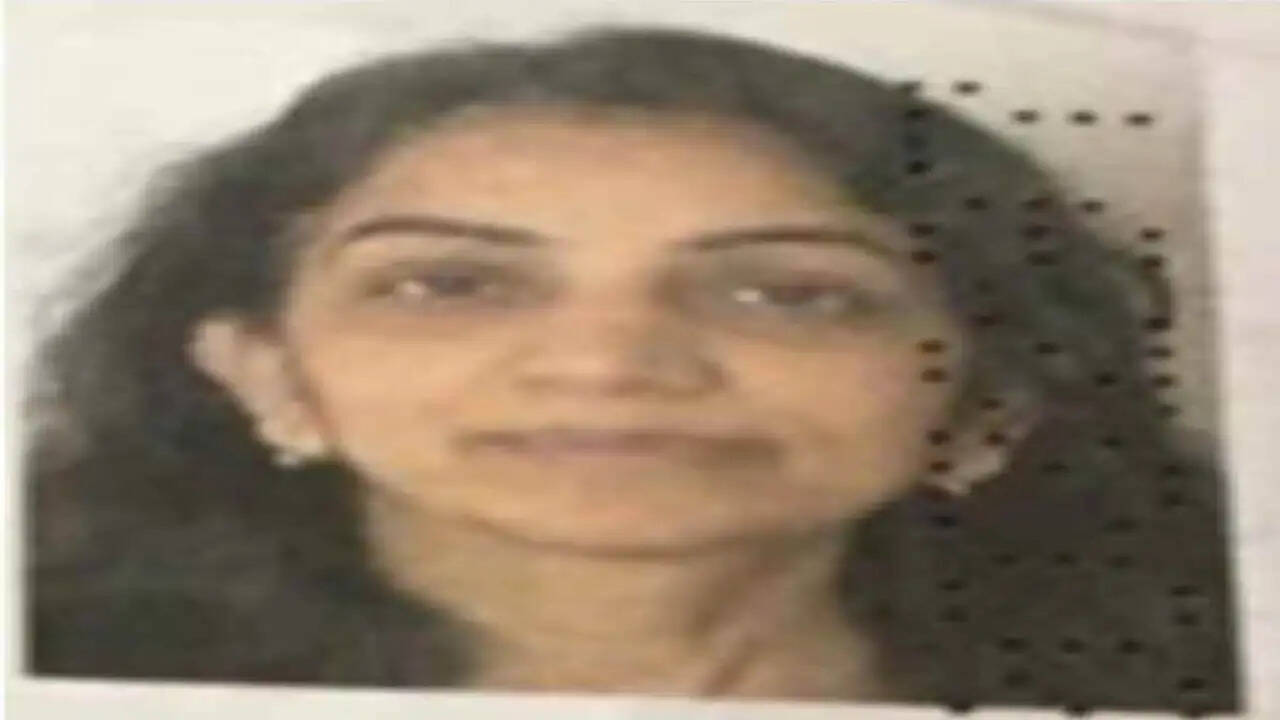 नेपाल त्रासदी में बही इमारत: छत्तीसगढ़ की डॉ. मीना गुप्ता समेत 80 मानसरोवर यात्री लापता