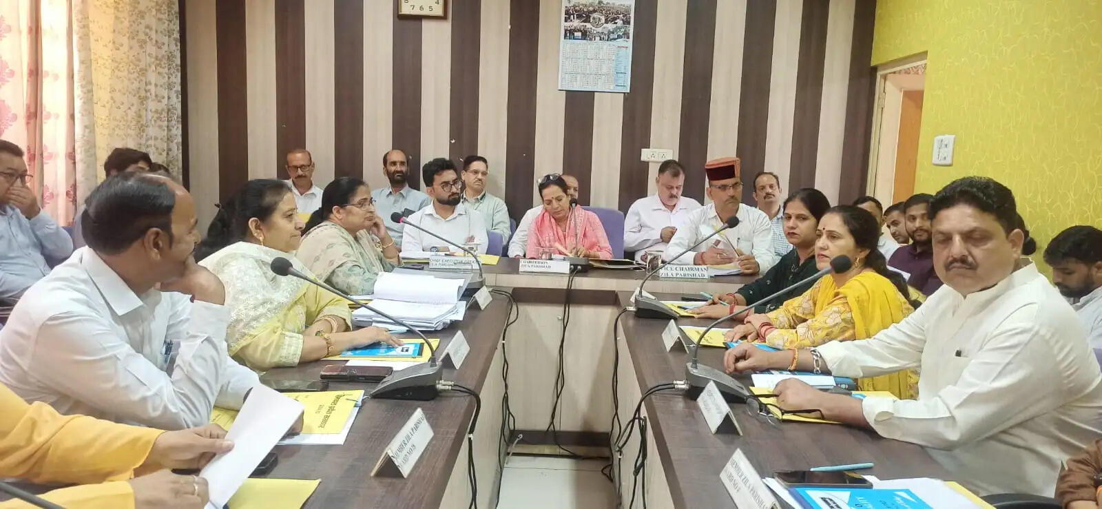 हमीरपुर जिला परिषद की पहली त्रैमासिक बैठक आयाेजित