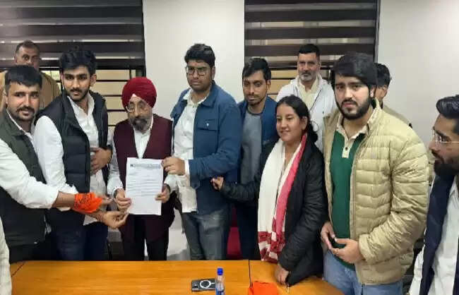 प्रश्नपत्र वितरण में लापरवाही काे लेकर अभाविप ने डीयू के परीक्षा नियंत्रक कार्यालय के सामने किया प्रदर्शन