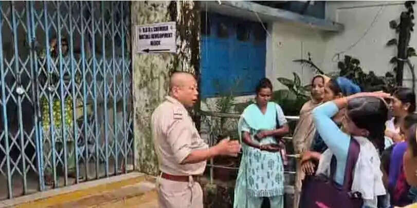 अन्नपूर्णा योजना की राशि नहीं मिलने पर महिलाओं का प्रदर्शन, बीडीओ कार्यालय में जड़ा ताला
