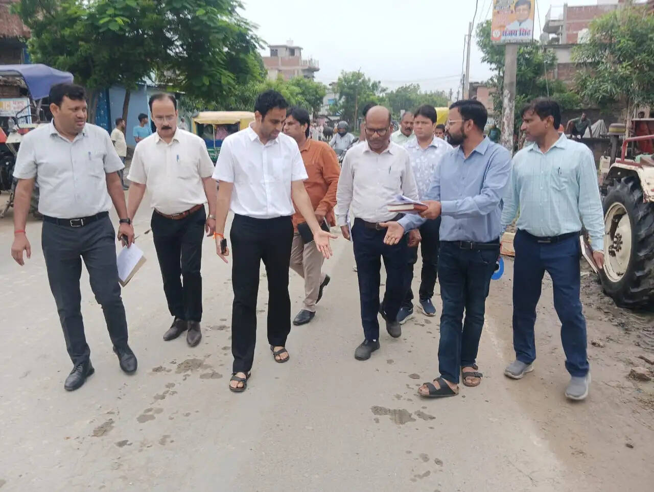 देवरिया जिलाधिकारी ने हाटा-देवरिया मार्ग की धीमी प्रगति पर अधिकारियों को लगाई फटकार