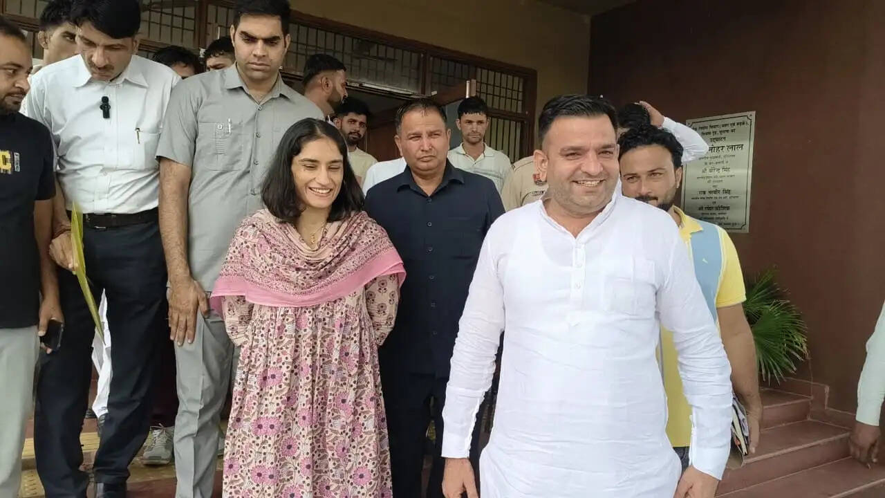 राजनीति वाले खेल छोड़ दें, मैं राजनीति छोड़ वापस मैदान में लौट जाएंगी : विनेश फोगाट
