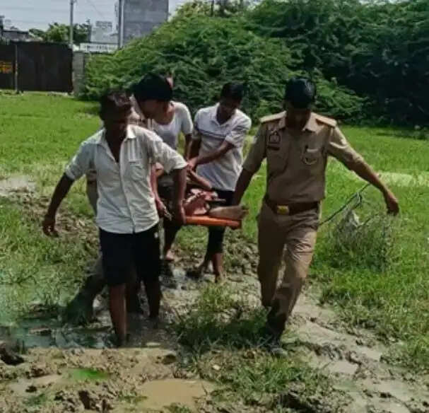 चलती ट्रेन से गिरकर युवक घायल, कीचड़ भरे रास्ते से पुलिस ने पहुंचाया अस्पताल