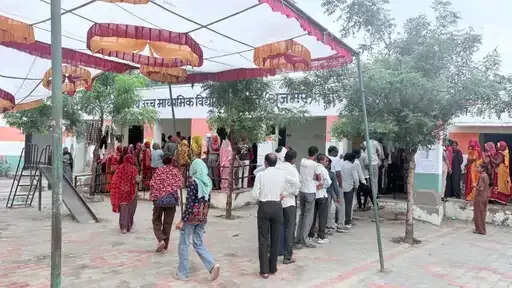 राजस्थान में गांव की सरकार चुनने उमड़ा जनसैलाब, कहीं लोकगीतों की गूंज तो कहीं 110 साल की बुजुर्ग ने डाला वोट