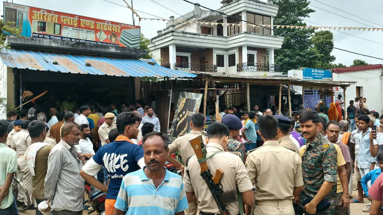 इलाज के बाद कंपाउंडर की मौत, आक्रोशित परिजन ने निजी क्लिनिक में किया हंगामा