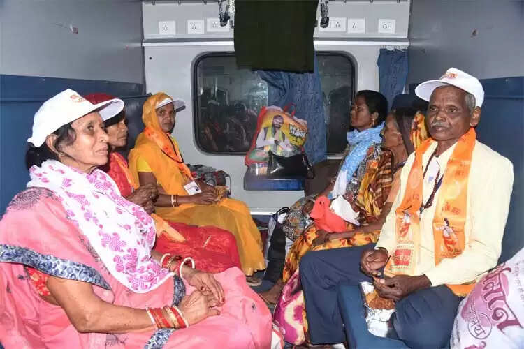 मुख्यमंत्री तीर्थ दर्शन श्रद्धालुओं का पहला जत्था रवाना