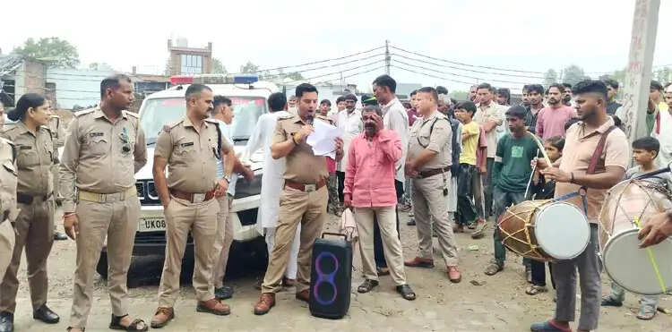 गौकशी के फरार आरोपितों के घर ढोल बजाकर मुनादी, नोटिस चस्पा