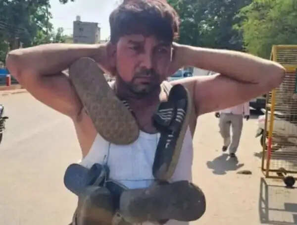 दुष्कर्म के आरोपित कैफे संचालक को गुस्साए लोगों ने जूतों की माला पहनाकर&nbsp;पुलिस&nbsp;के&nbsp;हवाले&nbsp;किया