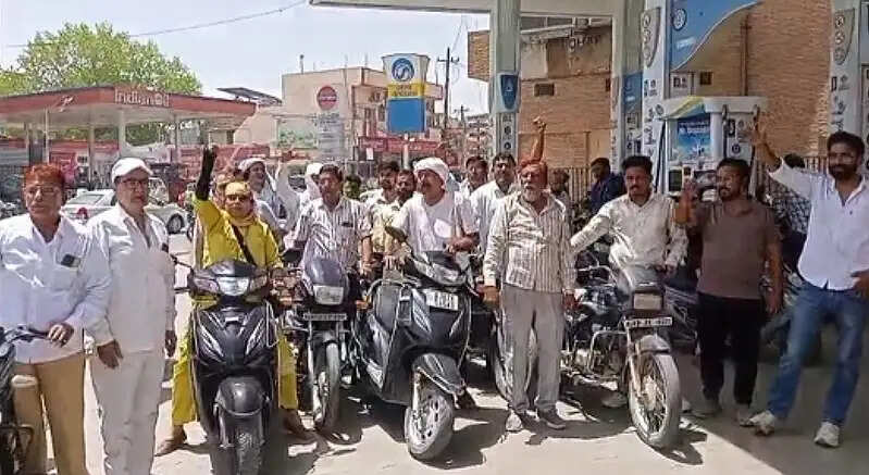 कांग्रेस&nbsp;नेताओं&nbsp;ने&nbsp;किया&nbsp;अनूठा&nbsp;प्रदर्शन,&nbsp;गाडिय़ों को घसीटते हुए ले गये पेट्रोल पंप