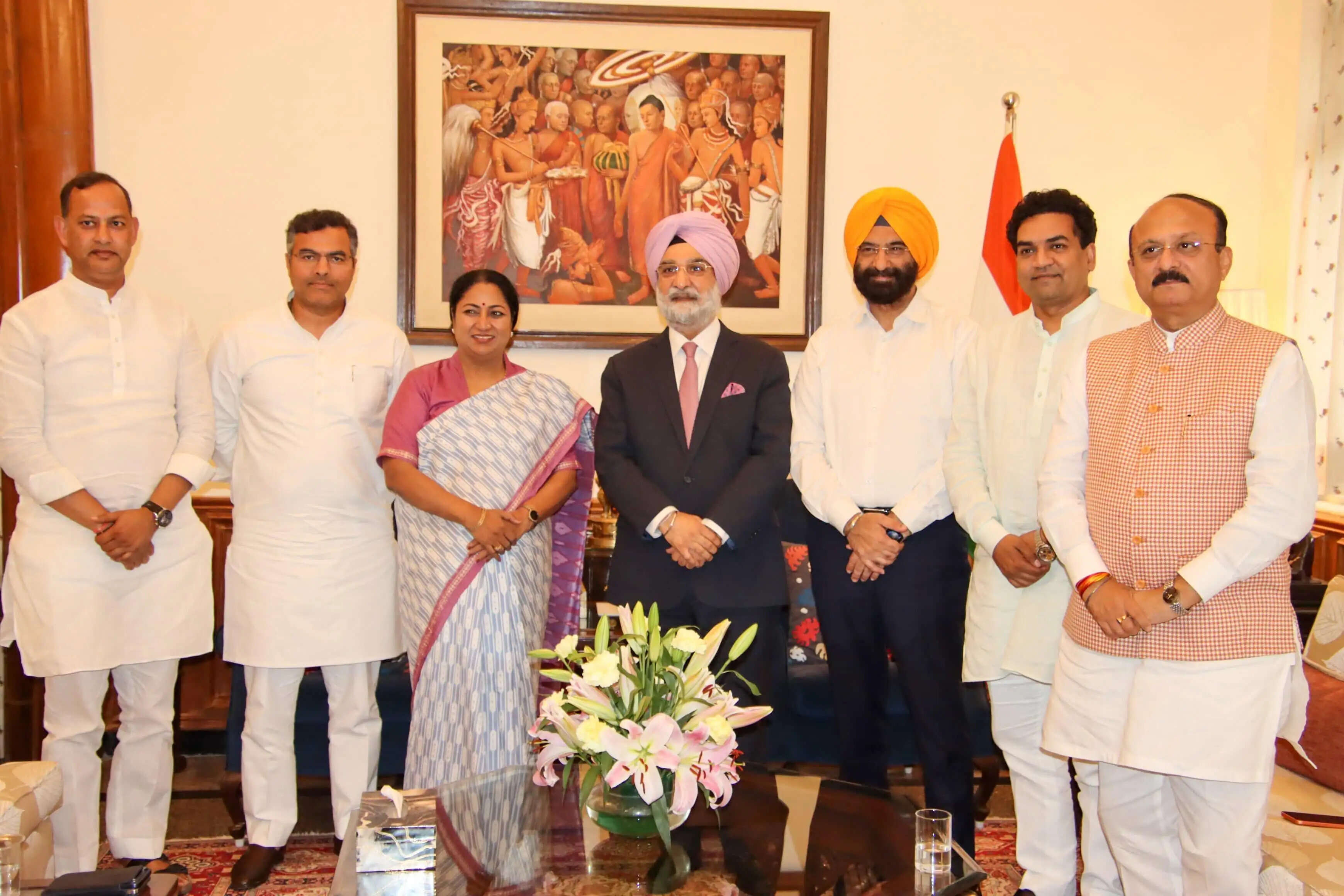 दिल्ली के उपराज्यपाल से मुख्यमंत्री ने अपने मंत्रियों के साथ की मुलाकात