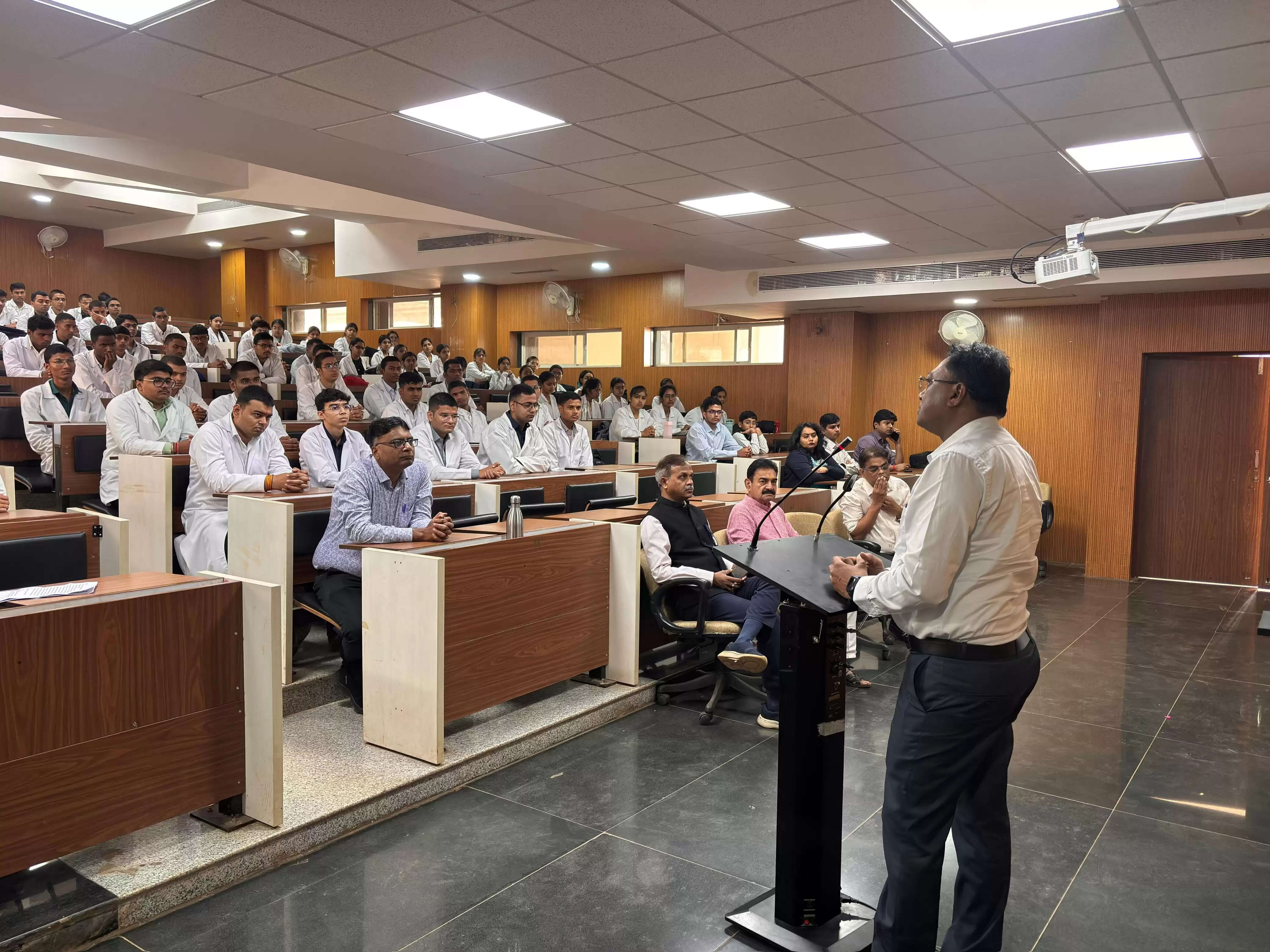 एमबीबीएस छात्रों का हुआ अभिनंदन, तिलक लगाकर छात्रों का किया गया स्वागत