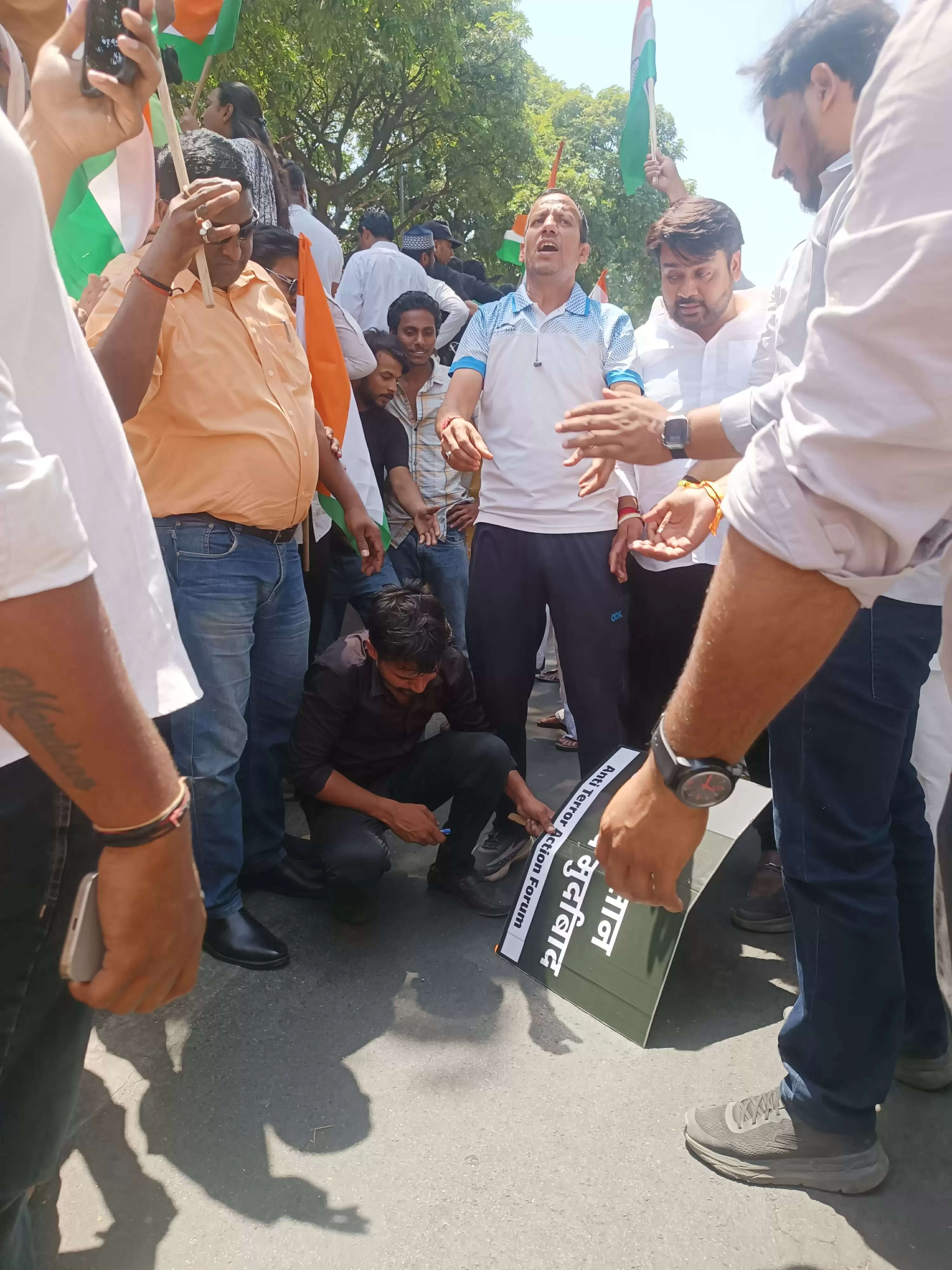 पहलगाम हमले को लेकर आक्रोश, दिल्ली के पाकिस्तान उच्चायोग के बाहर जमकर नारेबाजी