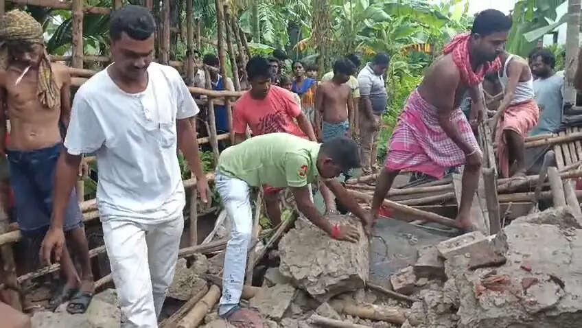 कच्चा मकान ढहने से पिता-पुत्री की मौत, इलाके में शोक