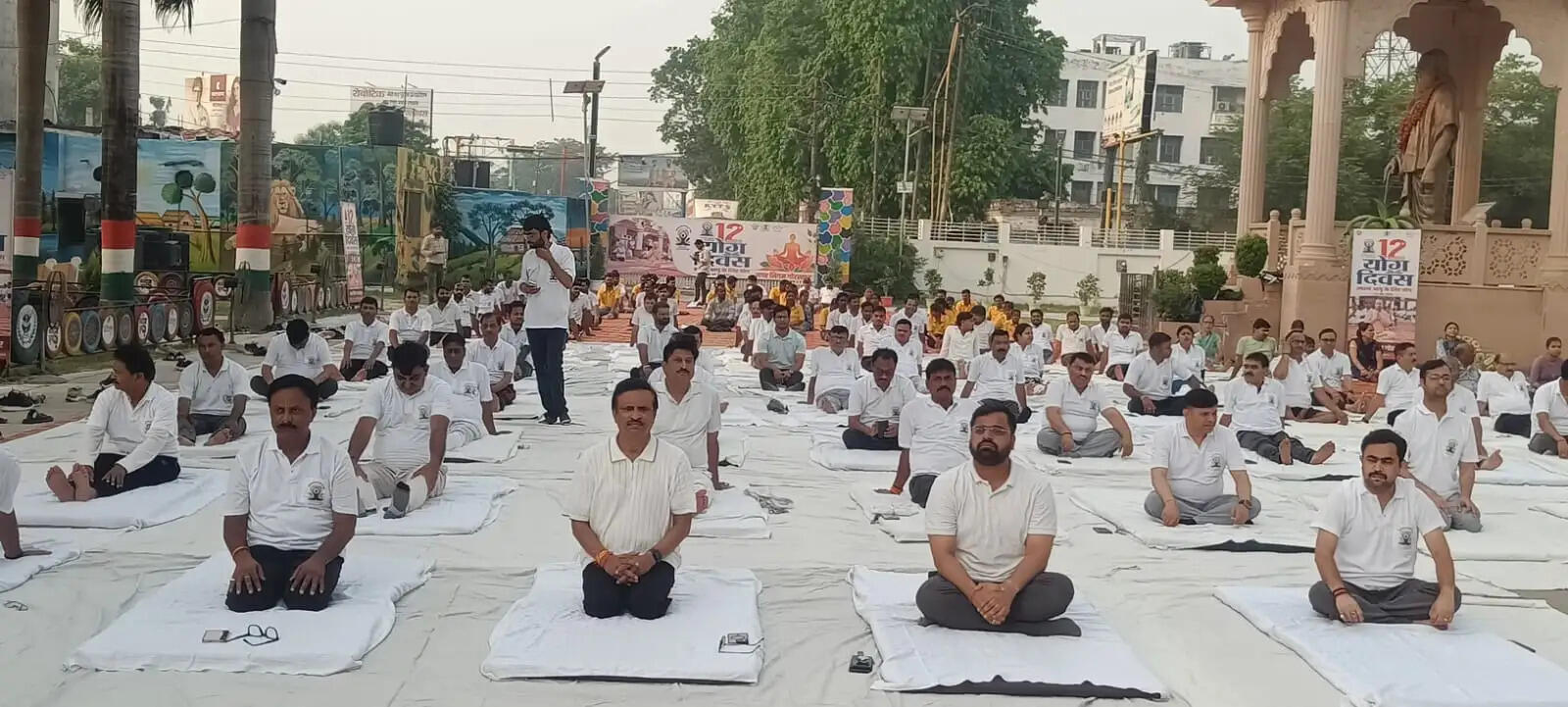 नगर निगम प्रांगण में योग दिवस पर सामूहिक योगाभ्यास