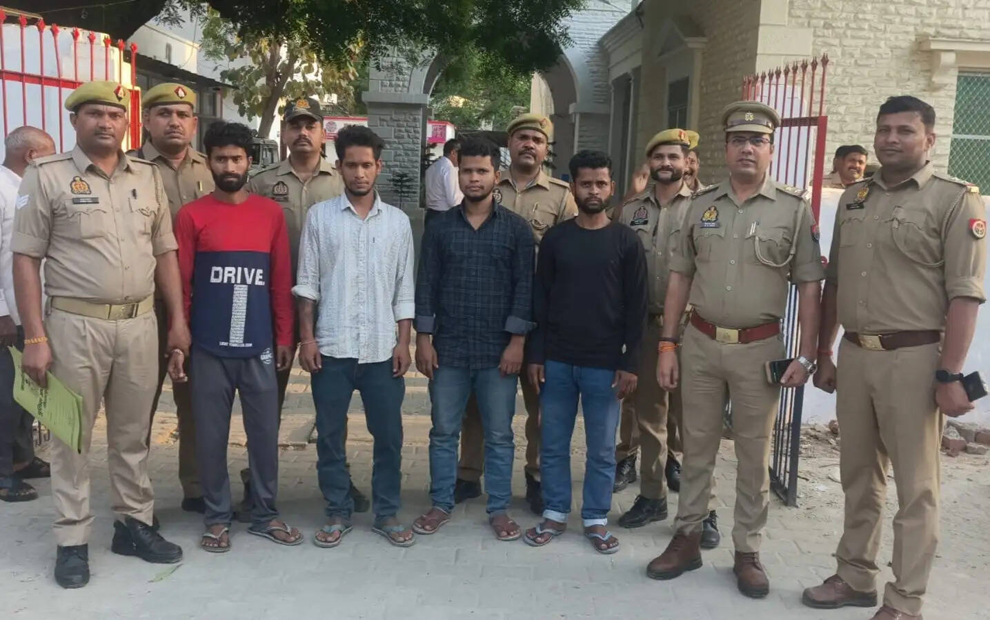 मीरजापुर में चार बांग्लादेशी घुसपैठिए गिरफ्तार, पश्चिम बंगाल के रास्ते आए थे भारत