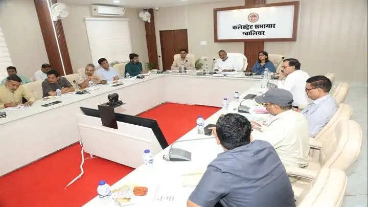 ग्वालियरः मंत्री कुशवाह ने की विकास कार्यों की समीक्षा, बोले- तत्परता से करें काम