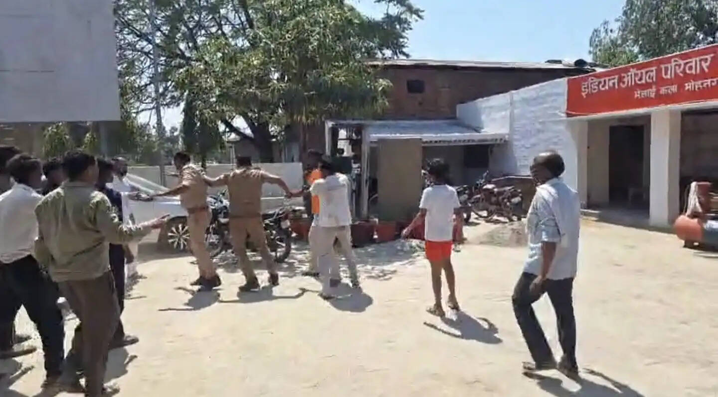 25 लीटर पेट्रोल मांग रहे युवक ने किया हंगामा, 4 आरोपित गिरफ्तार