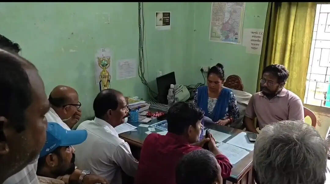 सात सूत्रीय मांगों को लेकर कांग्रेस ने ग्राम पंचायत को सौंपा ज्ञापन