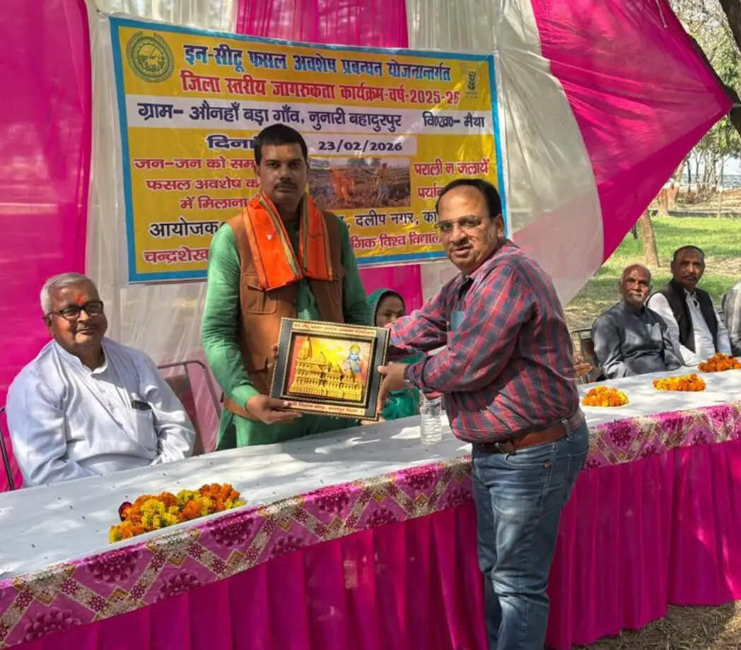 वैज्ञानिकाें ने किसानाें काे फसल अवशेष एवं जनकल्याणकारी याेजनाओं की दी जानकारी