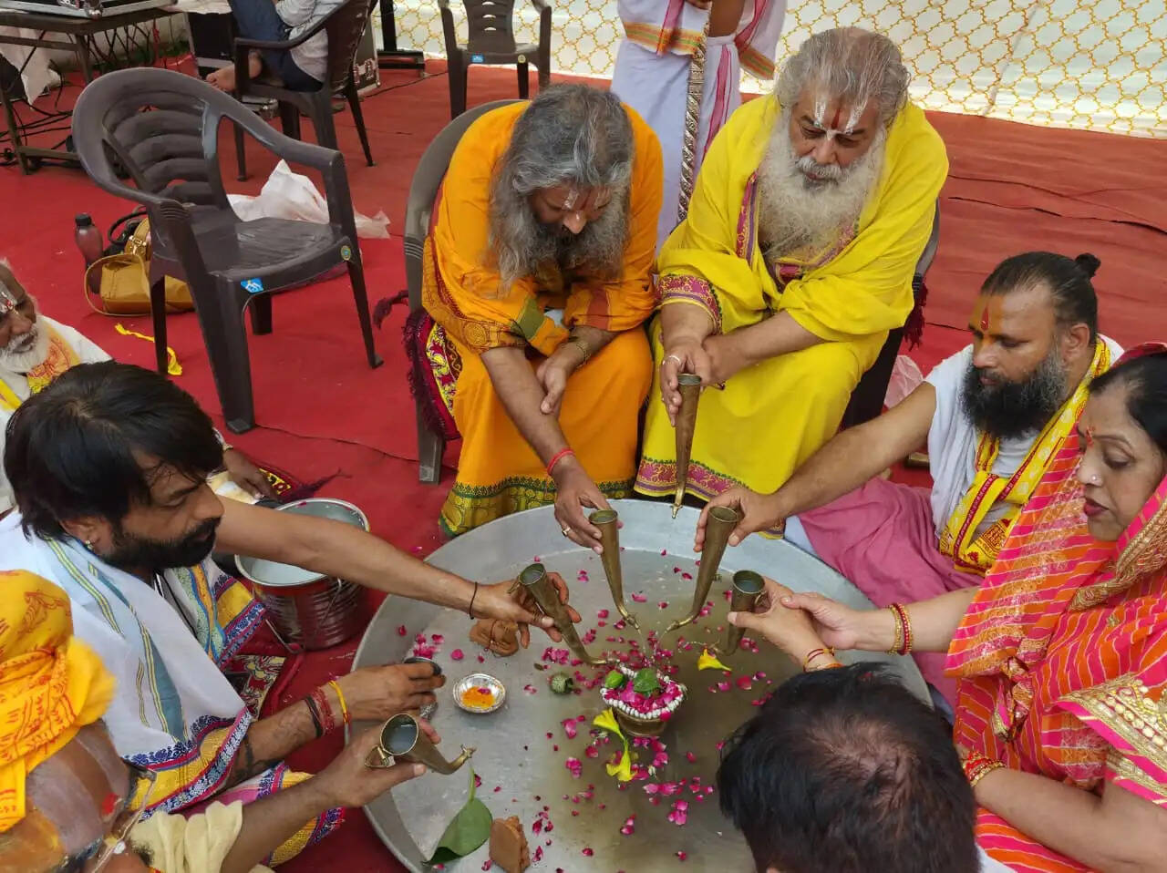श्री गोविन्द धाम में 200 जोड़ों ने किया 200 पार्थिव शिवलिंगों का पूजन