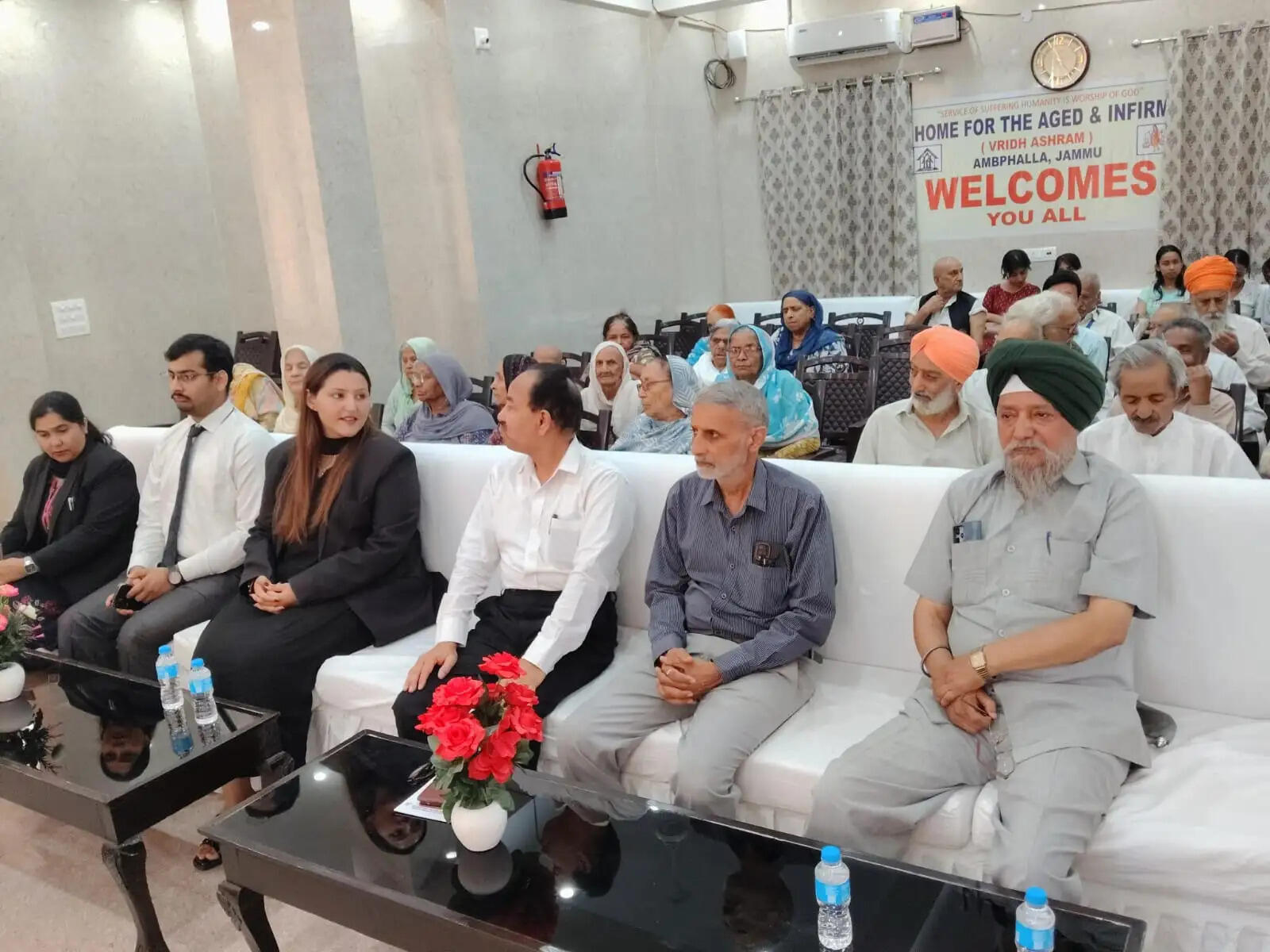 वरिष्ठ नागरिकों को कानूनी अधिकारों, सरकारी योजनाओं और निःशुल्क विधिक सहायता की दी जानकारी