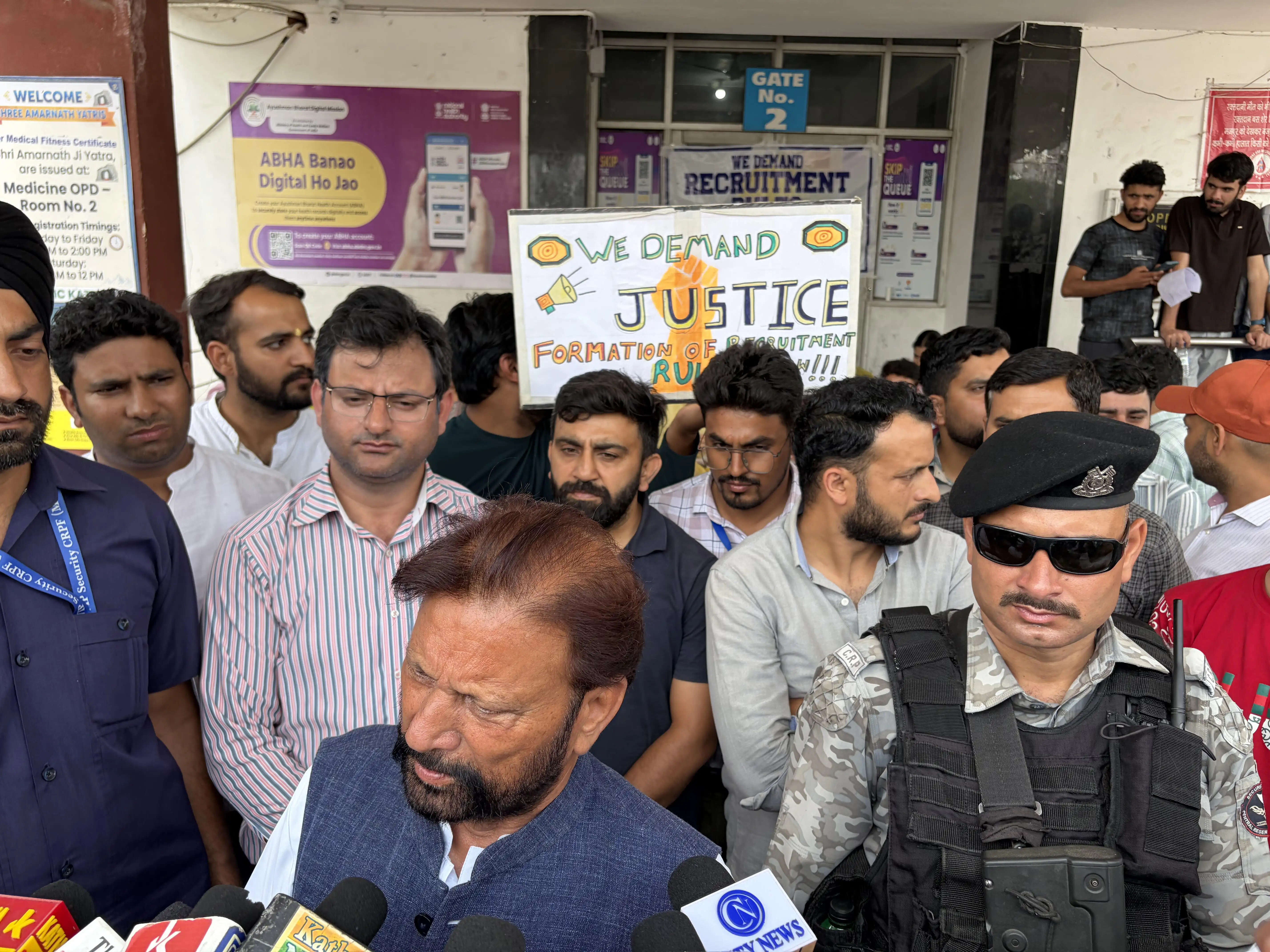 “कलम है तो स्याही नहीं, स्याही है तो अख्तियार नहीं”-चाैधरी लाल सिंह का सरकार पर तंज, जीएमसी कठुआ के हड़ताली कर्मियों को समर्थन
