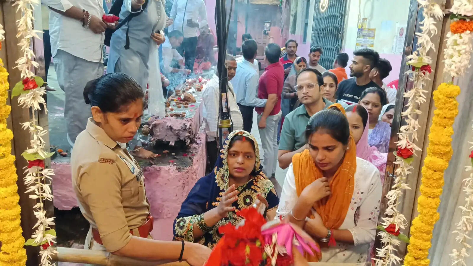 वाराणसी: शारदीय नवरात्र के तीसरे दिन मां चंद्रघंटा के दरबार में उमड़ा आस्था का सैलाब