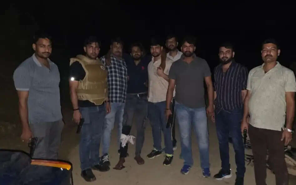 पुलिस और अंतरजनपदीय चोर गिरोह के बीच मुठभेड़, दो बदमाश पैर में गोली लगने से घायल, तीसरा गिरफ्तार