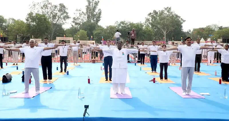 (अपडेट) योग विश्व को हमारी सांस्कृतिक धरोहर का एक अनमोल उपहार है : द्रौपदी मुर्मु
