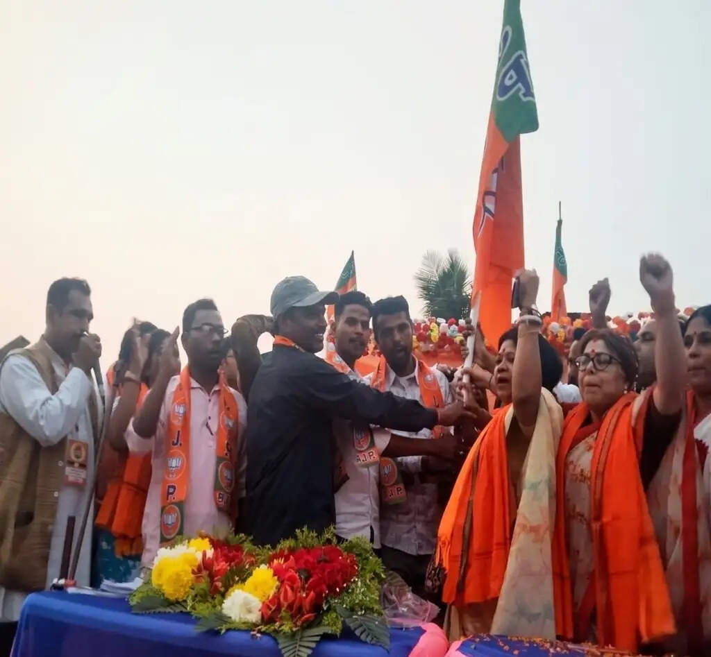 पूर्व तृणमूल युवा मोर्चा नेता राजीव महतो ने थामा भाजपा का दामन