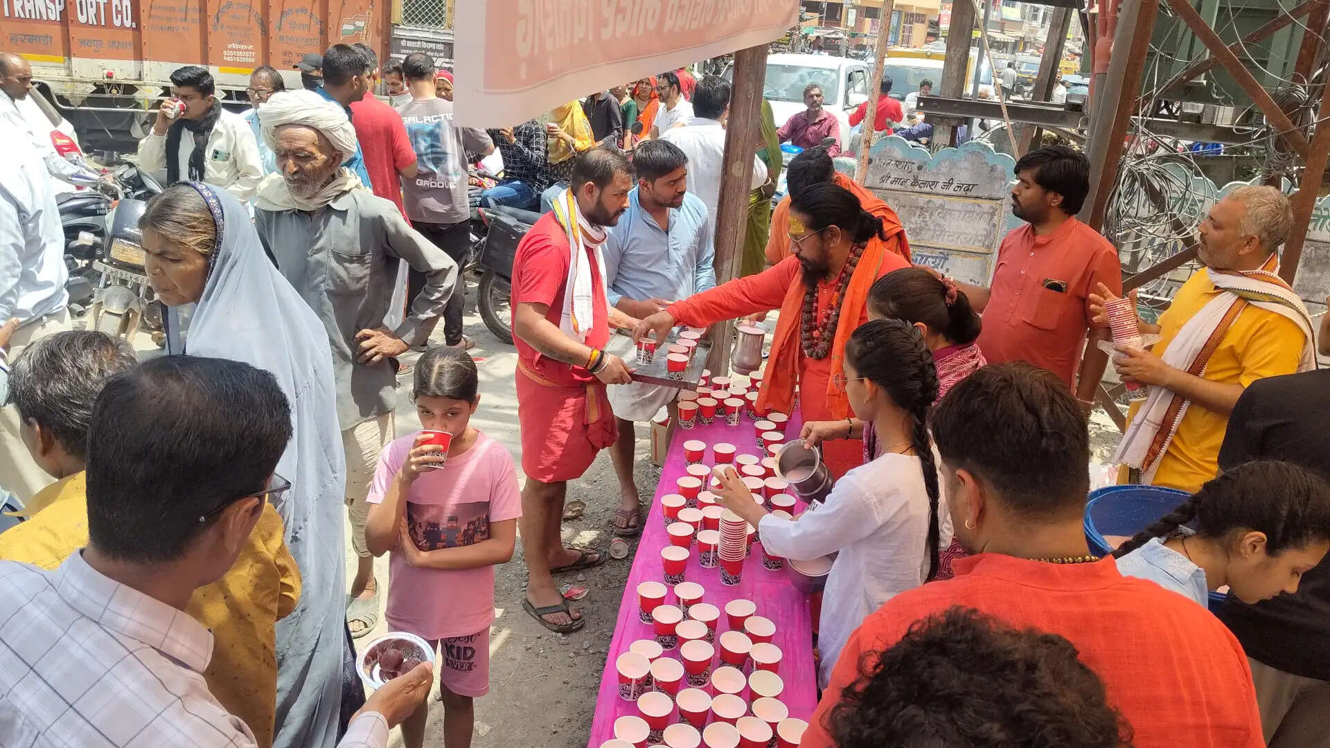 हजारेश्वर महादेव मंदिर से बंटा पांच क्विंटल शरबत, 60 किलो गुलाब जामुन