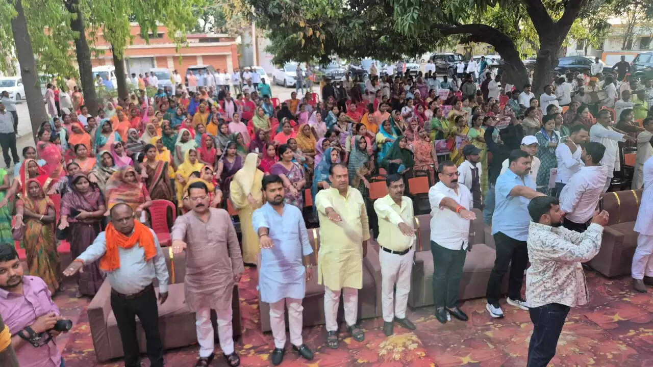 सपा व कांग्रेस बाबा साहब के विचारों की विरोधी : महंत गिरीश पति त्रिपाठी