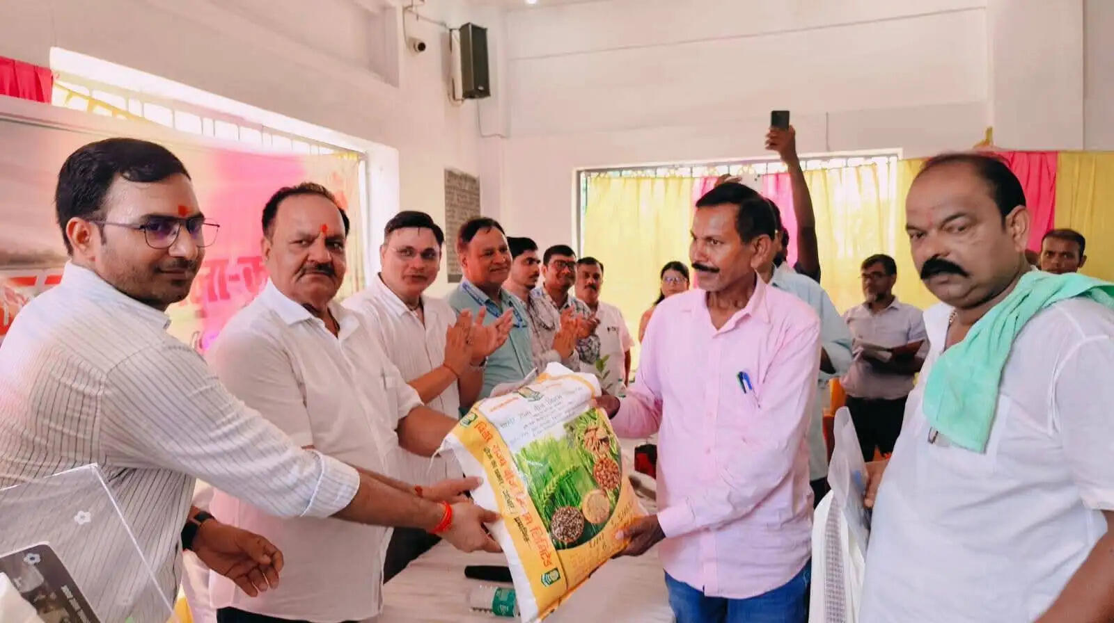 सोनपुर में प्राकृतिक खेती पर आयोजित कार्यशाला में विधायक ने किया किसानों से संवाद