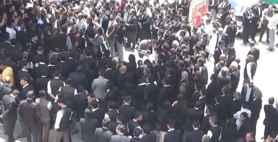 शिमला : सील्ड रोड पर वाहनों को रोकने से भड़के वक़ीलों ने घेरा सचिवालय, सीएम के आश्वासन पर खत्म हुआ आंदोलन