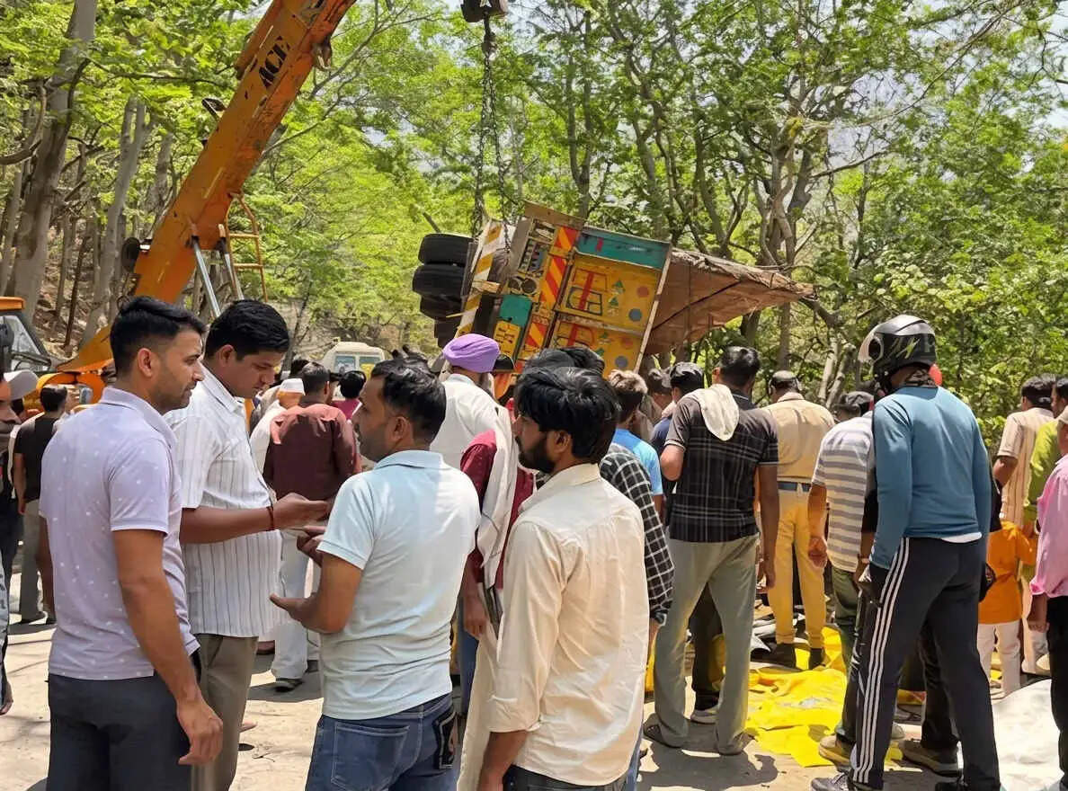 यमुनानगर में ट्रक-पलटने से एक परिवार के चार सदस्यों की मौत, एक घायल