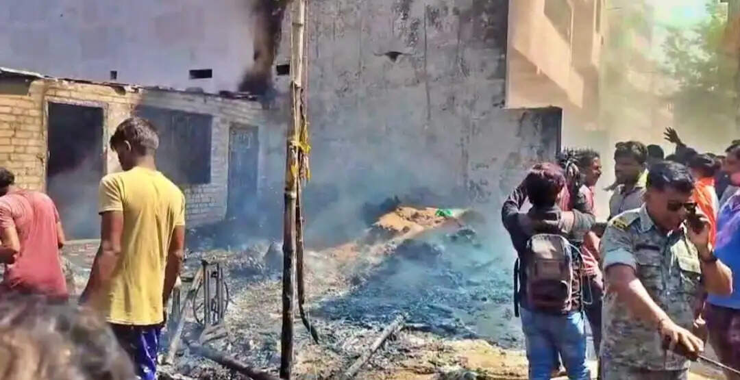 होली के बीच टेंट हाउस के गोदाम में लगी आग,दमकलकर्मियों की मशक्कत के बाद पाया गया काबू