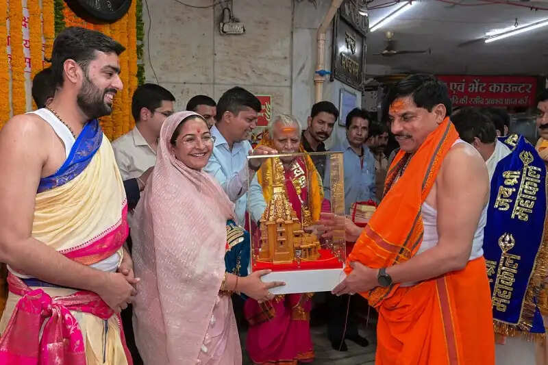 केंद्रीय मंत्री मनोहर लाल ने उज्जैन में महाकाल महालोक का अवलोकन किया, लाइट एंड साउंड शो देखा