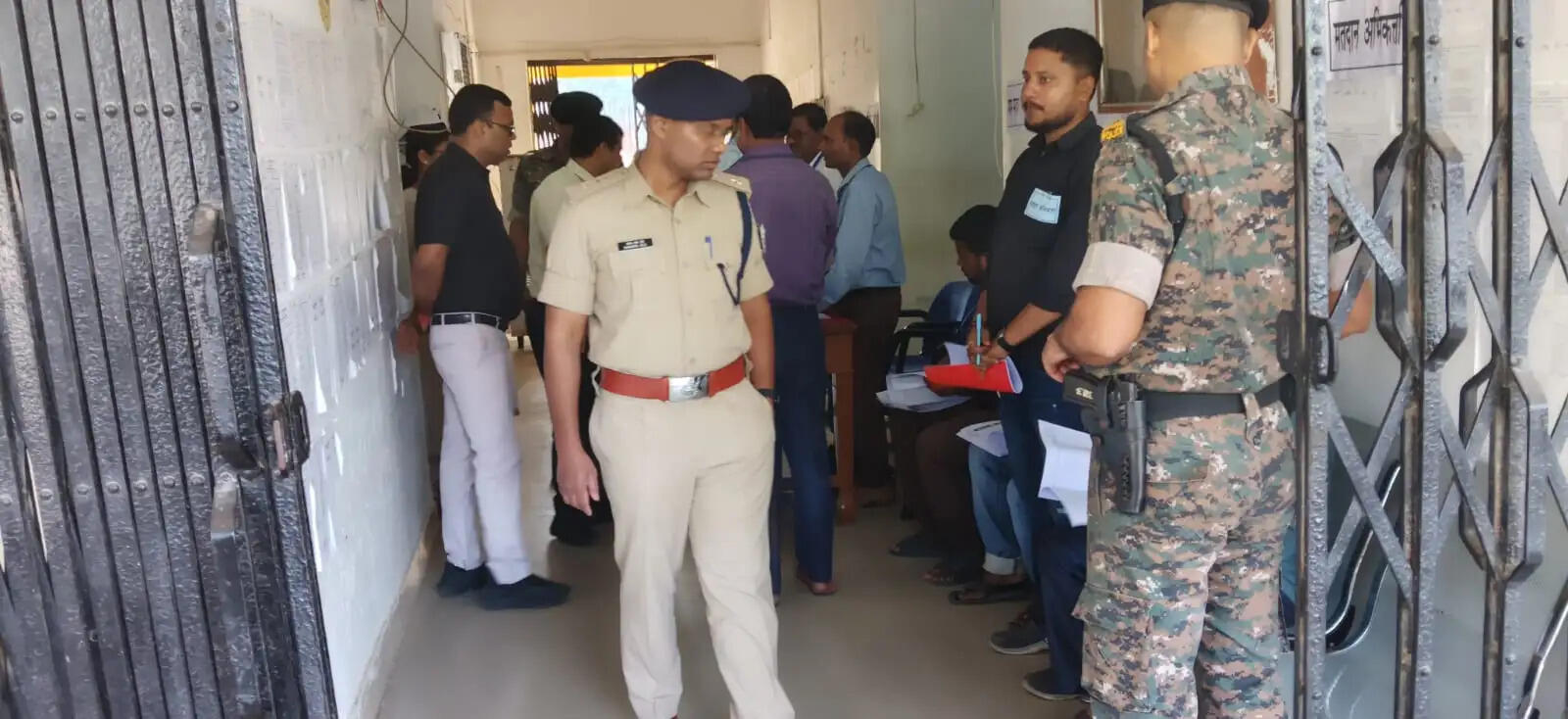 स्नातक निर्वाचन को लेकर डीएम-एसपी ने मतदान केंद्रों का लिया जायजा