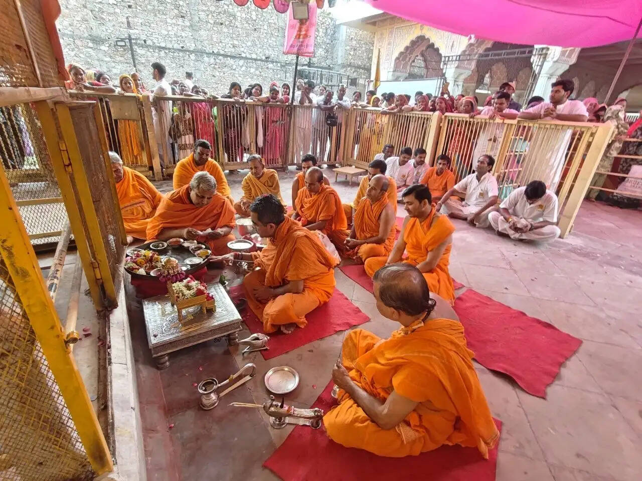 छोटी काशी में गूंजे शंख-घंटे: पालकी में निकले ठाकुर जी को कराया सरोवर में जल विहार