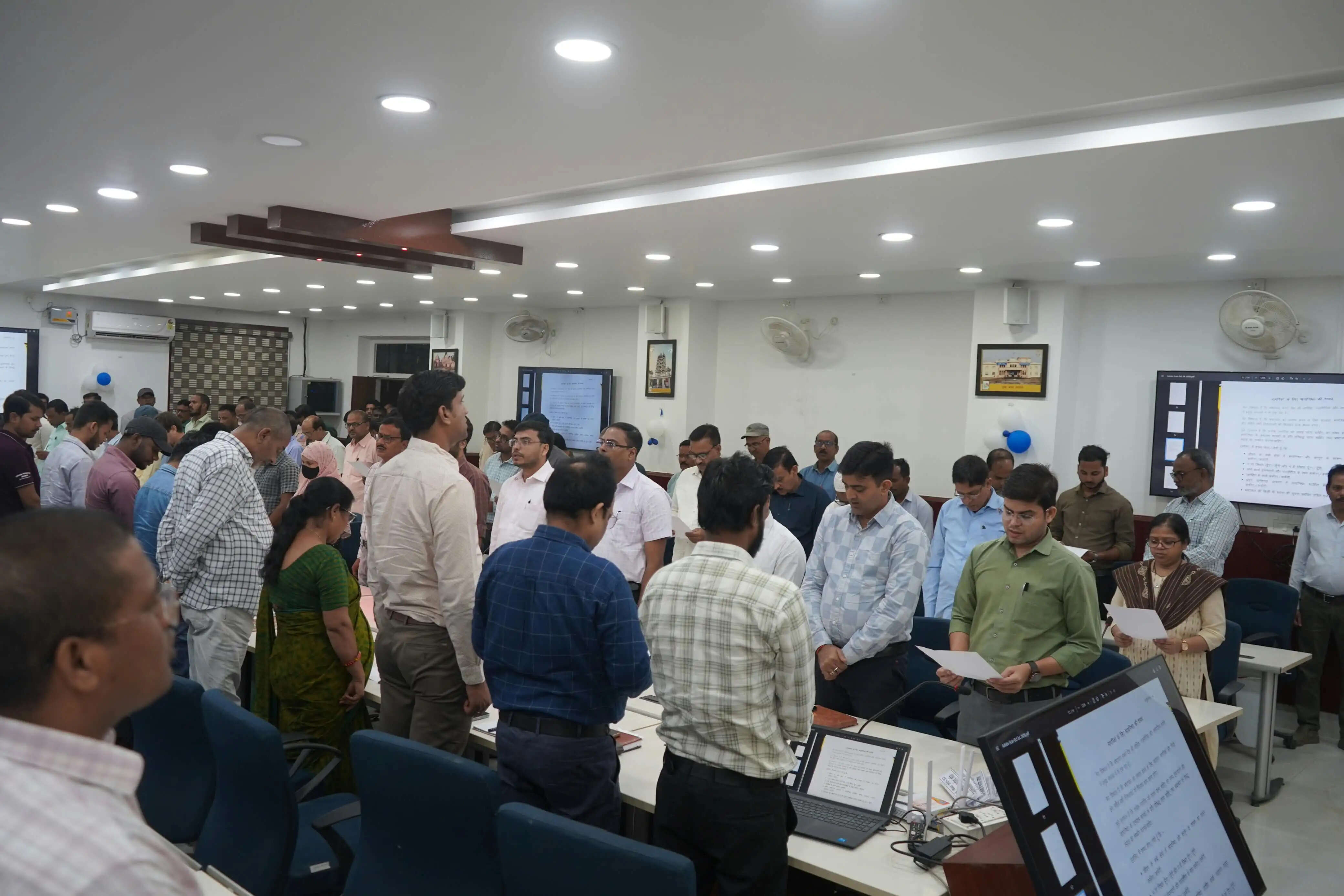 डीएम ने सतर्कता अभिचेतना सप्ताह के तहत दिलाई सत्यनिष्ठा की शपथ