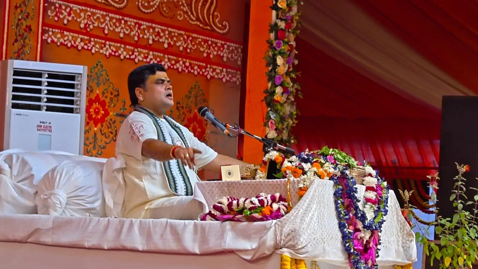 पति को पतन से बचाकर सही राह दिखाए, वही धर्मपत्नी : आचार्य शांतनु महाराज