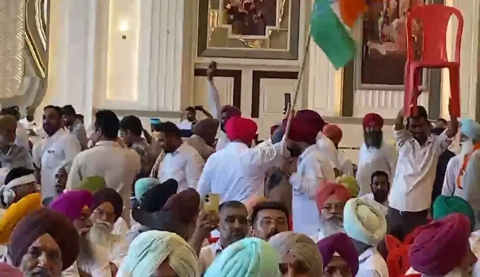 बठिंडा में कांग्रेस कार्यक्रम के दौरान चन्नी समर्थकों का हंगामा, राजा वड़िंग के खिलाफ नारेबाजी