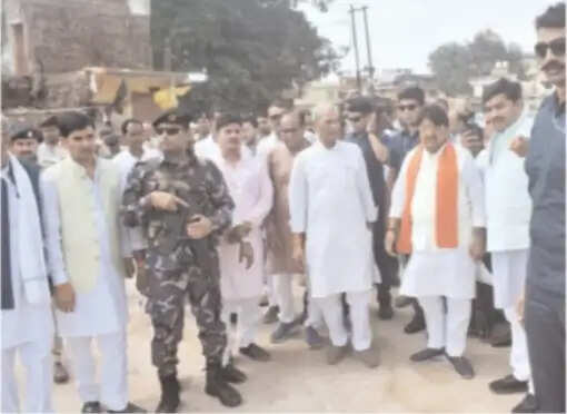 मप्रः चित्रकूट बाढ़ पीड़ितों के बीच पहुंचे मंत्री कैलाश विजयवर्गीय, बांटी मदद और बच्चों में जगाया अफसर बनने का सपना