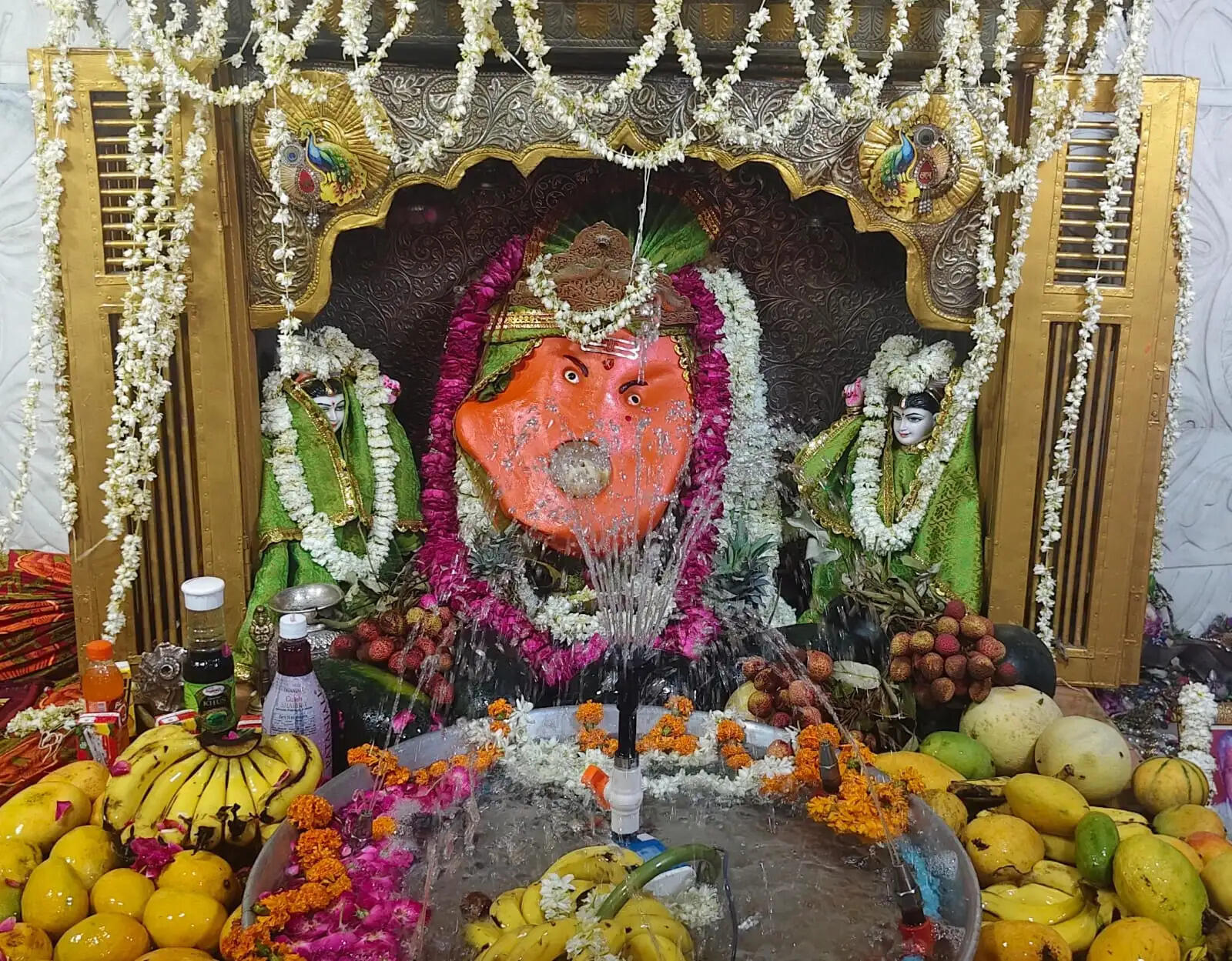 कमला एकादशी पर मंदिरों में उमड़ा श्रद्धा का सैलाब: 1100 किलो आम की झांकी और जलविहार बने आकर्षण