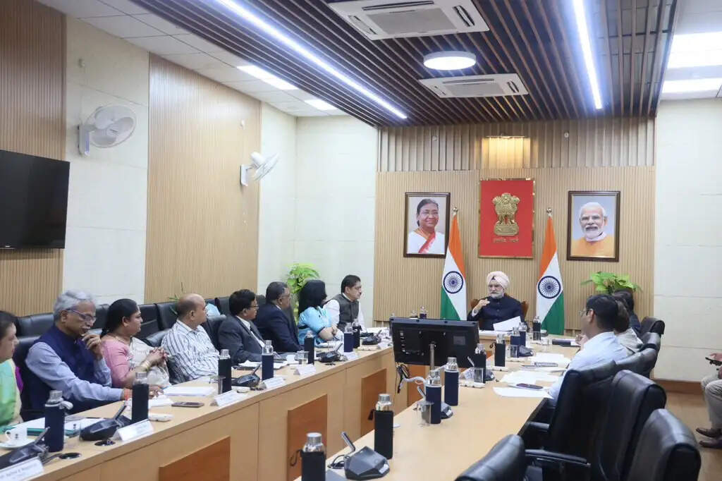 दिल्ली के उपराज्यपाल ने विश्वविद्यालयों के कुलपतियों और निदेशकों के साथ की बैठक