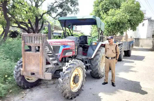 पुलिस ने दबिश देकर तीन ट्रैक्टर-ट्रॉली की सीज
