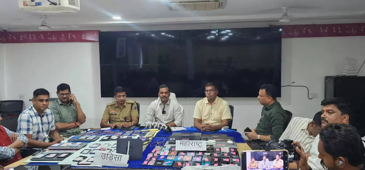छग : आनलाइन सट्टा गिरोह पर मुम्बई तथा भवानीपटना में कमिश्नरेट पुलिस की दबिश, 20 आरोपित गिरफ्तार, 3 पैनल नेटवर्क ध्वस्त