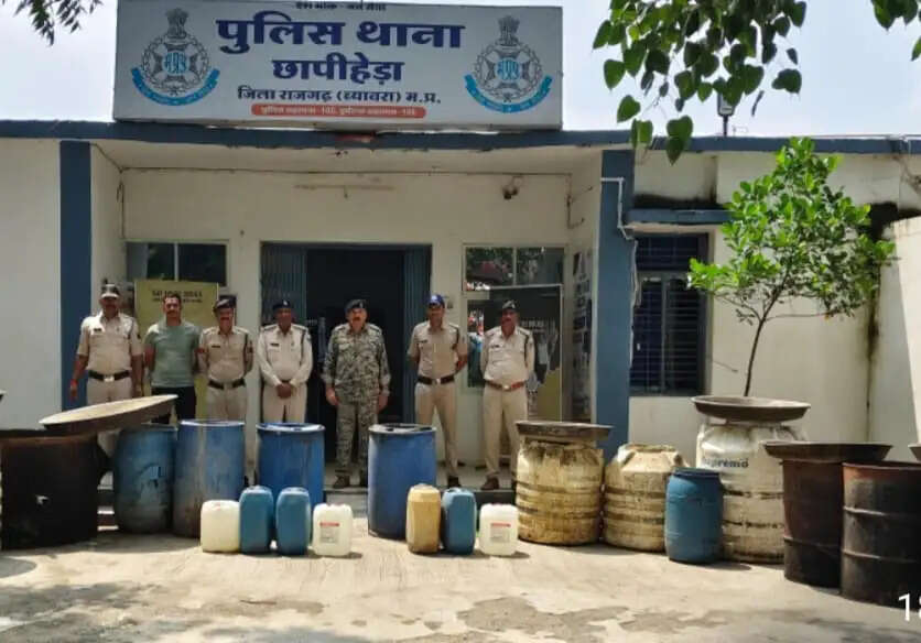 राजगढ़ः कंजर डेरे पर दबिश, 198 लीटर कच्ची शराब जब्त, 2 हजार लीटर लहान नष्ट