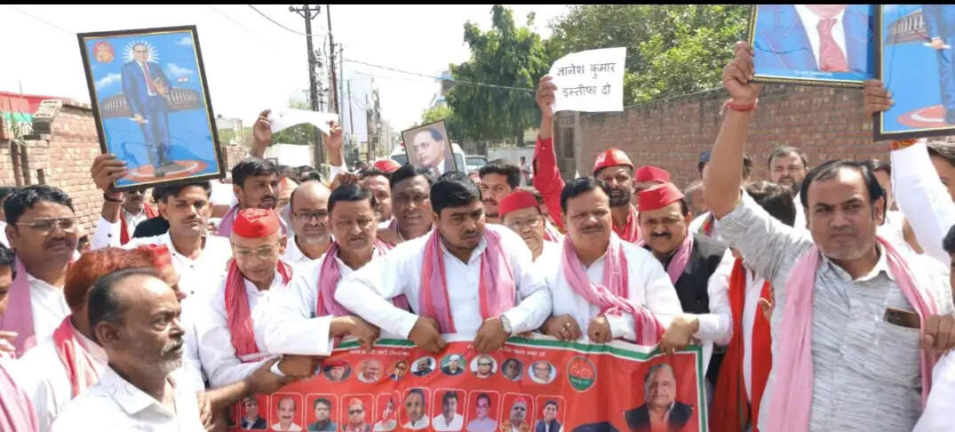 हाथरस में सपा कार्यकर्ताओं का पैदल मार्च, पुलिस से हुई धक्का-मुक्की