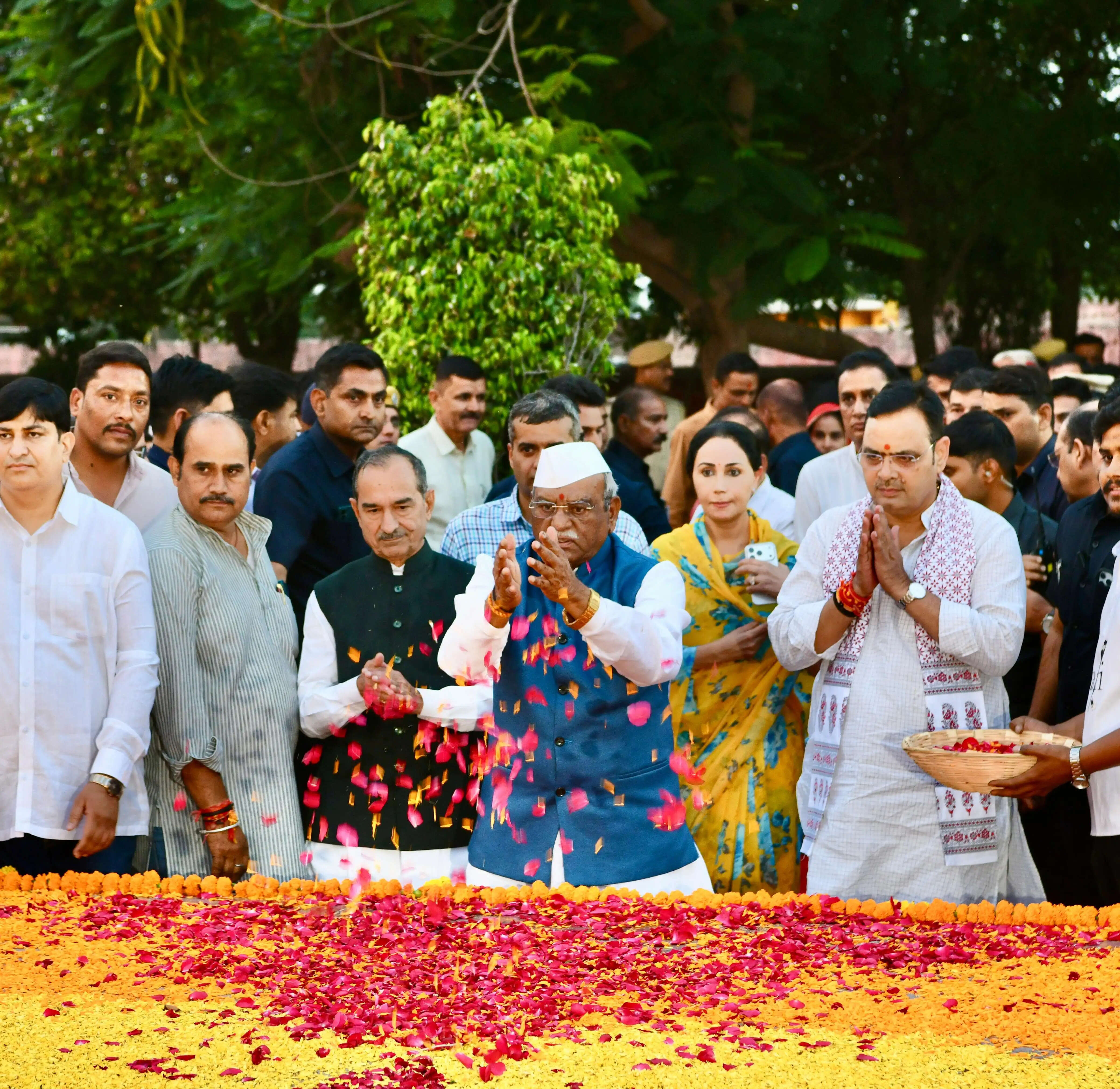 राज्यपाल बागडे ने स्व. भैरोंसिंह शेखावत स्मारक पहुंचकर उन्हें पुष्पांजलि अर्पित की